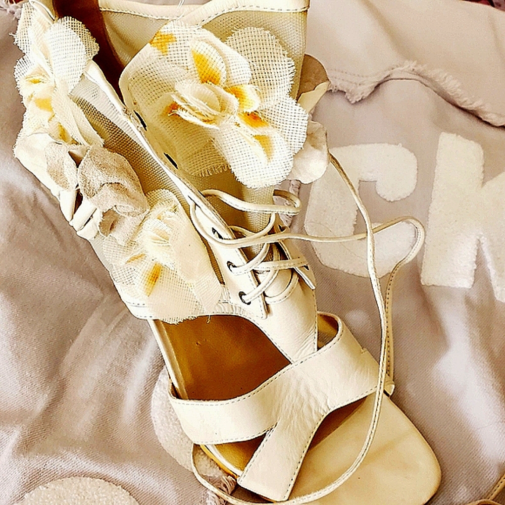 Donald j pliner. White high heels size 9 1/2M